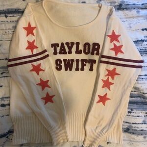 Taylor Swift Cream Crewneck sweater w/ Red Appliqué, size  2xl w/ 10 paper stars